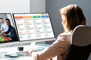 Foto: Frau am Schreibtisch