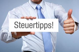 Foto: Mann mit Schild